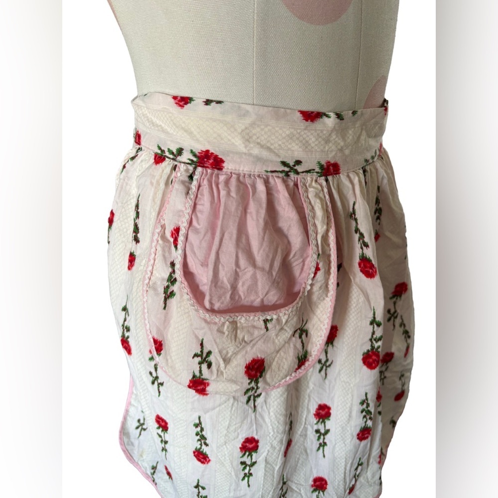 Vintage handmade Cottagecore Romantic Floral Apron – Pink Red Rose Print - Picture 6 of 9